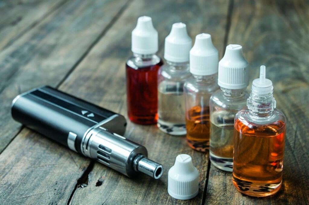 Почему жижа в картридже темнеет и горчит?